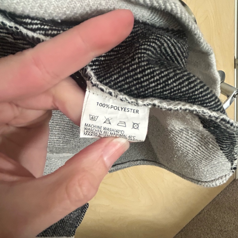 Warm Flannel Button Up- Black Gray White Plaid Shirt Jacket Size Small - Picture 7 of 7